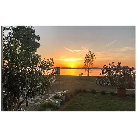 Awesome In W/ 4 Bedrooms Feriehus *